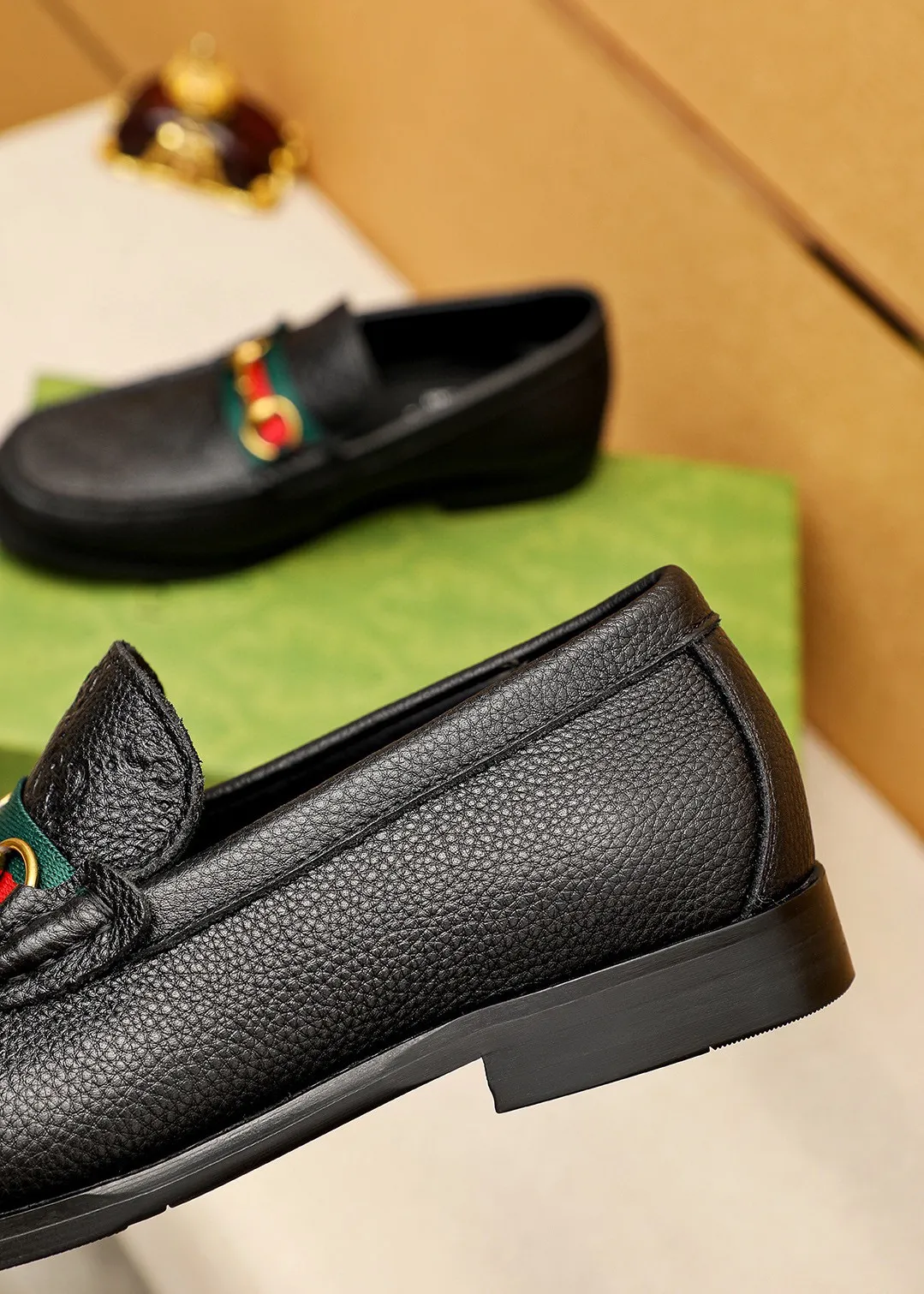Men's shoes 💰460 💐 Product trademark: GUCCI "Gucci" casual leather shoes Regular size: 38-44 (45🉑️customized) Product materials: Selected imported first-layer pebbled cowhide embossed upper + luxury hardware buckle, imported water-dyed cowhide leather lining. Strong three-dimensional visual effect, original combination outsole Color: 5⃣️colors available